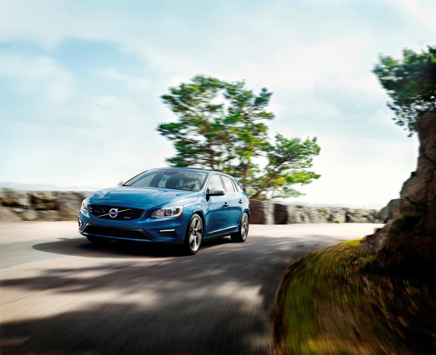  Volvo V60 Plug-In Hybrid R-Design 2014 года  (фото 6 из 15)